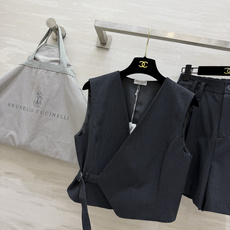 Brunello Cucinell♡²⁶V领马甲短裤两件套|双色上新🤎深灰|巧克力棕 两色可选 围裹式V领马甲 侧边绑带 Brunello Cucinell♡²⁶V领马甲短裤两件套|双色上新🤎深灰|巧克力棕 两色可选 围裹式V领马甲 侧边绑带