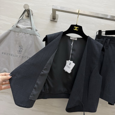 Brunello Cucinell♡²⁶V领马甲短裤两件套|双色上新🤎深灰|巧克力棕 两色可选 围裹式V领马甲 侧边绑带 Brunello Cucinell♡²⁶V领马甲短裤两件套|双色上新🤎深灰|巧克力棕 两色可选 围裹式V领马甲 侧边绑带