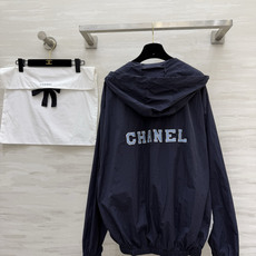 #Chane♡²⁶拼色连帽防晒外套 撞色设计 复古又利落 胸口经典双C低调点睛 机能风连帽+拉链收口版型 轻量透气面料 #Chane♡²⁶拼色连帽防晒外套 撞色设计 复古又利落 胸口经典双C低调点睛 机能风连帽+拉链收口版型 轻量透气面料
