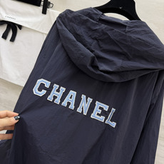 #Chane♡²⁶拼色连帽防晒外套 撞色设计 复古又利落 胸口经典双C低调点睛 机能风连帽+拉链收口版型 轻量透气面料 #Chane♡²⁶拼色连帽防晒外套 撞色设计 复古又利落 胸口经典双C低调点睛 机能风连帽+拉链收口版型 轻量透气面料