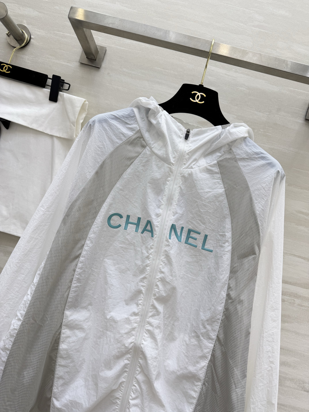 刚需王牌防晒外套来啦❗ Chane♡²⁶新款拼色轻薄防晒衣 温柔色系，白月光&海盐蓝 低调高奢质感，上身显贵又洋气 轻量