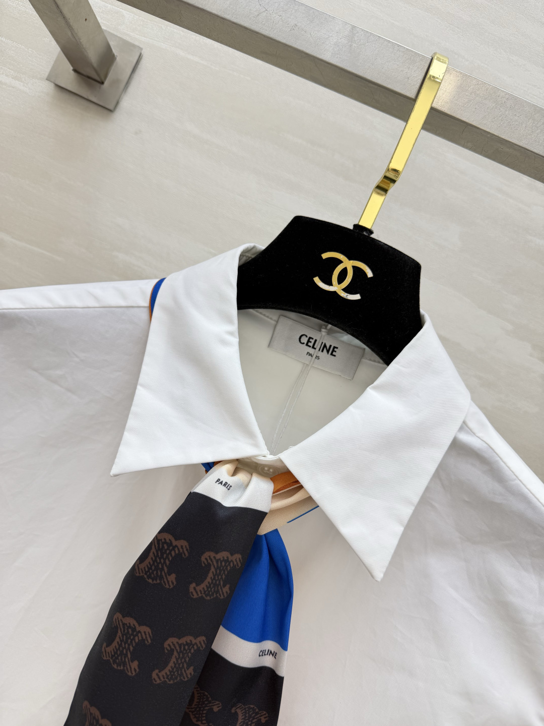 Celin♡²⁶极简白衬衫连衣裙 轻奢氛围感单品 挺括棉质面料 版型宽松垂感绝佳 标志性印花丝巾领结丝巾 低调彰显质感 