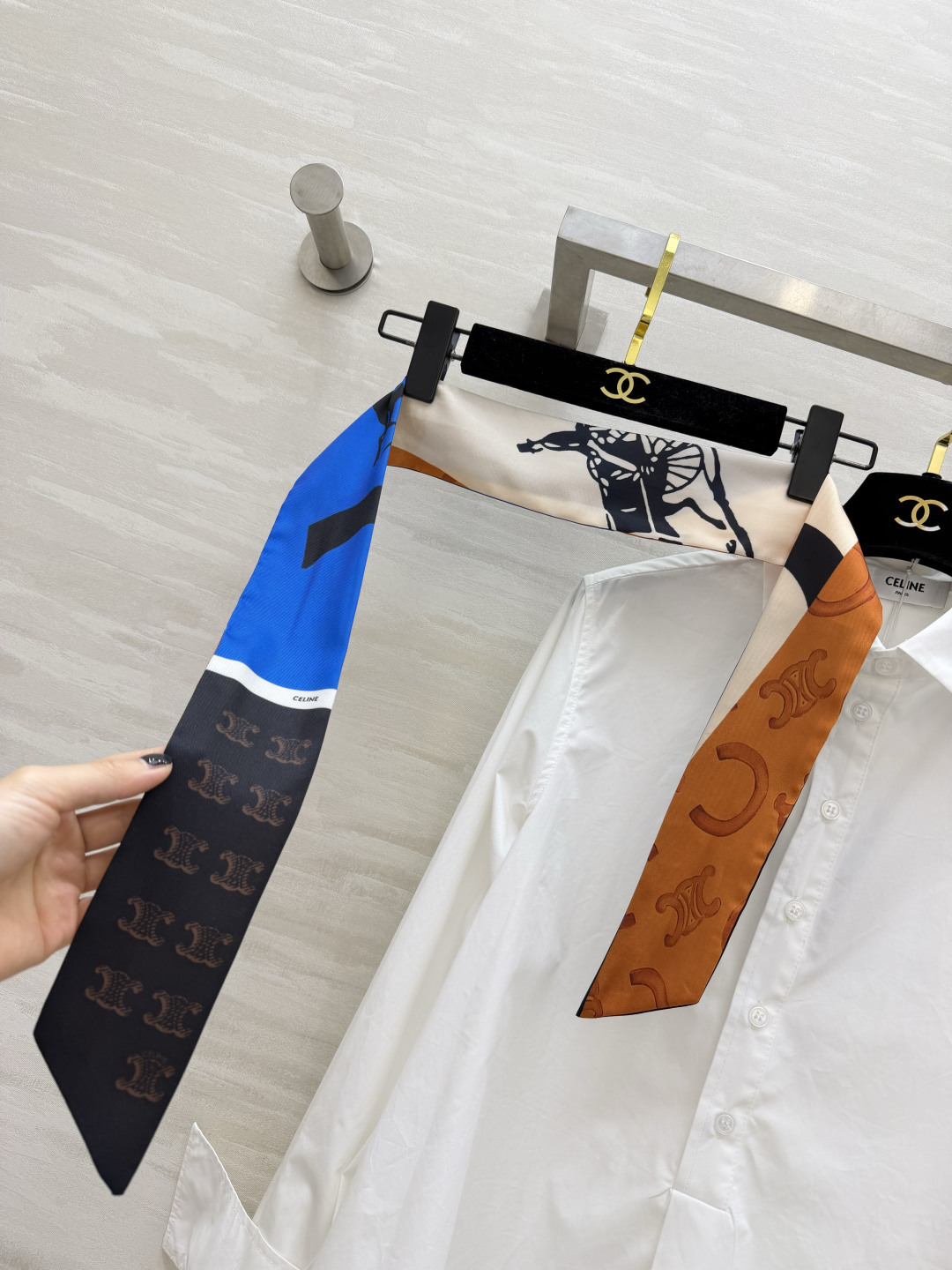 Celin♡²⁶极简白衬衫连衣裙 轻奢氛围感单品 挺括棉质面料 版型宽松垂感绝佳 标志性印花丝巾领结丝巾 低调彰显质感 