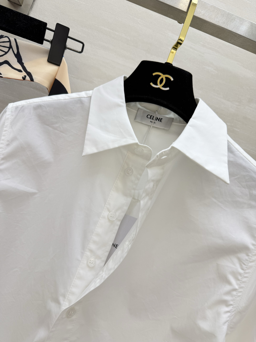 Celin♡²⁶极简白衬衫连衣裙 轻奢氛围感单品 挺括棉质面料 版型宽松垂感绝佳 标志性印花丝巾领结丝巾 低调彰显质感 