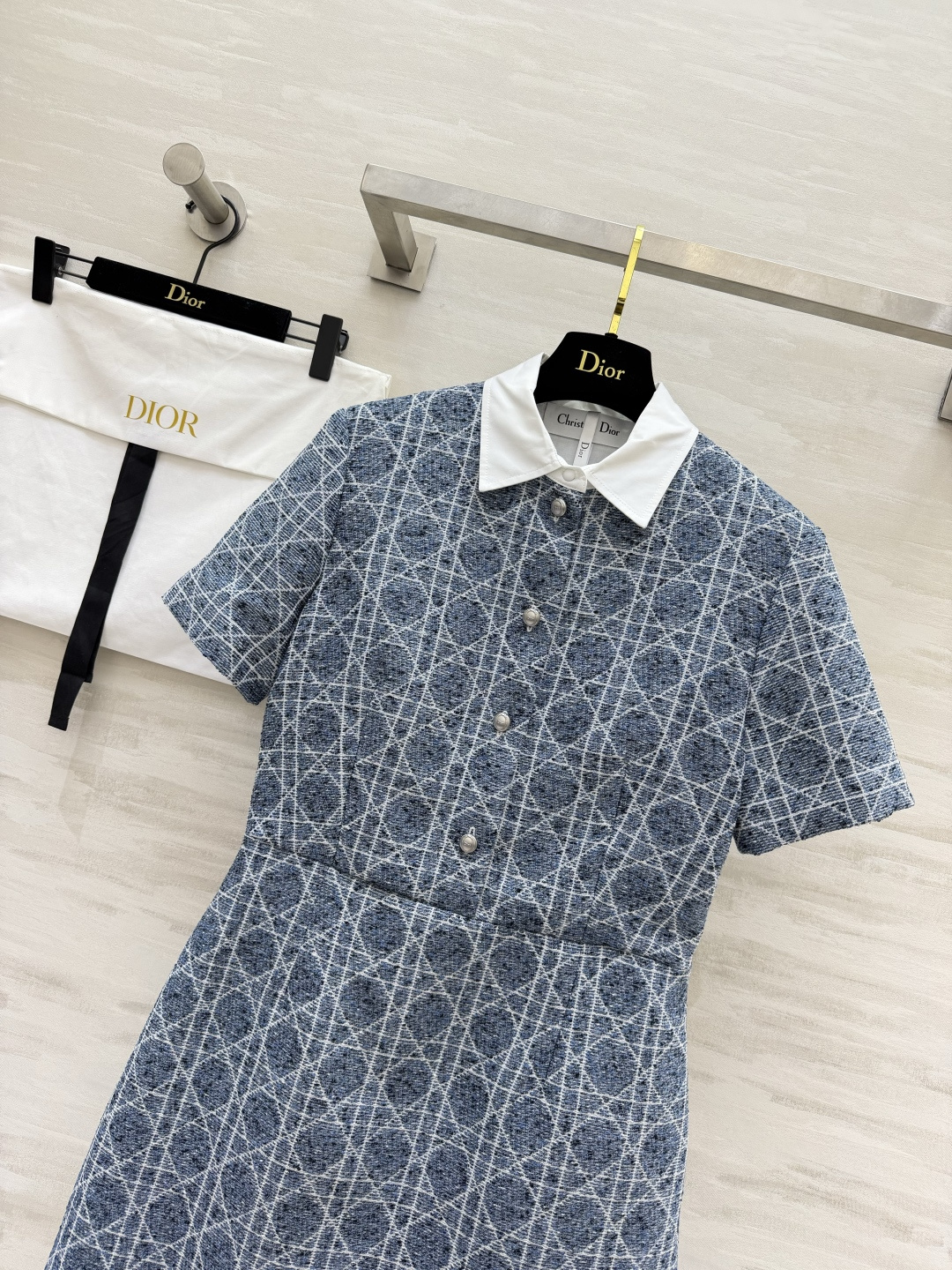 Dio♡²⁶藤格纹翻领粗花呢连衣裙 定制混纺粗纺提花面料 满印经典藤格纹暗纹肌理 牛仔蓝底色交织白色格纹 质感厚实挺括 