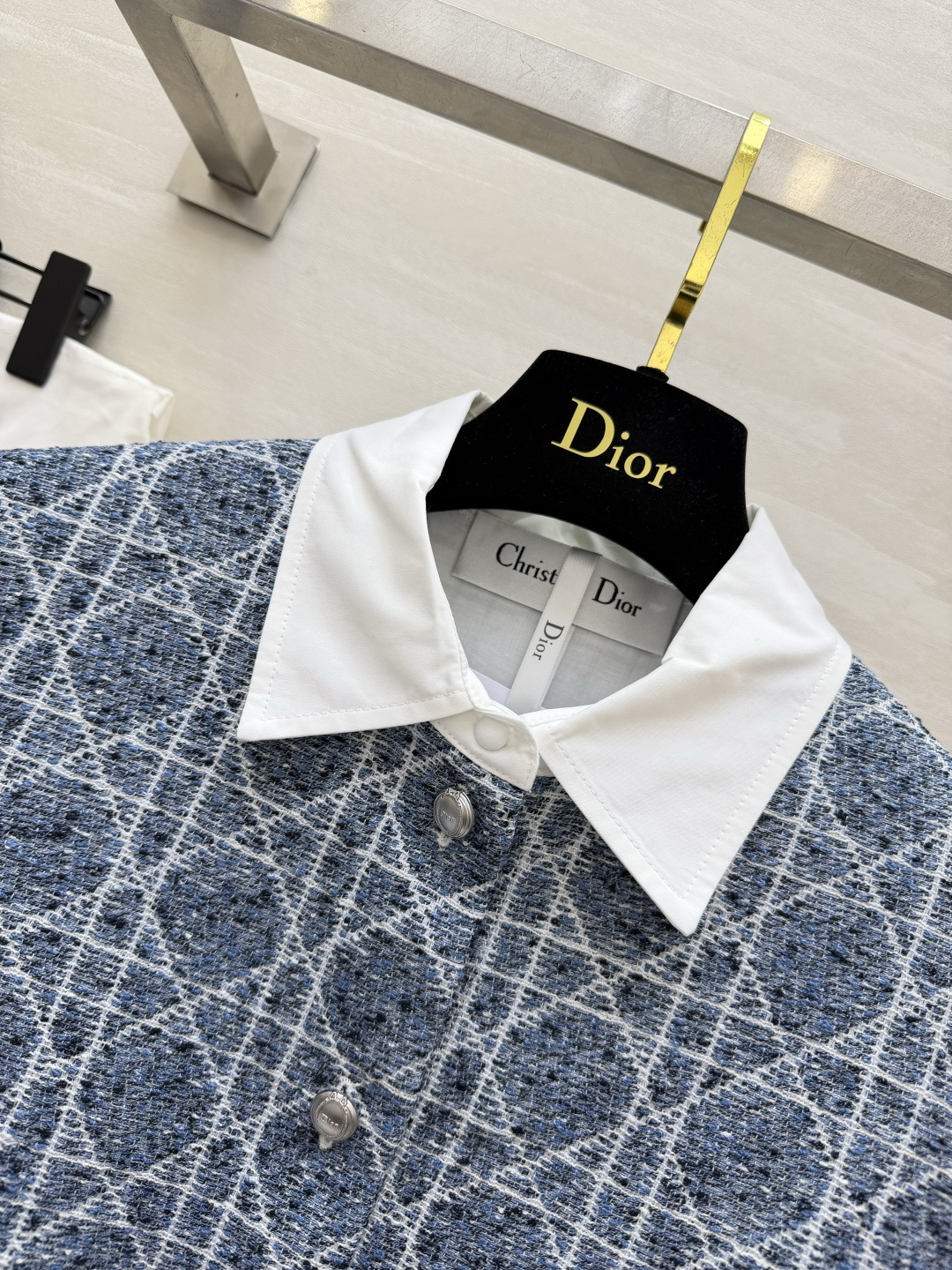 Dio♡²⁶藤格纹翻领粗花呢连衣裙 定制混纺粗纺提花面料 满印经典藤格纹暗纹肌理 牛仔蓝底色交织白色格纹 质感厚实挺括 