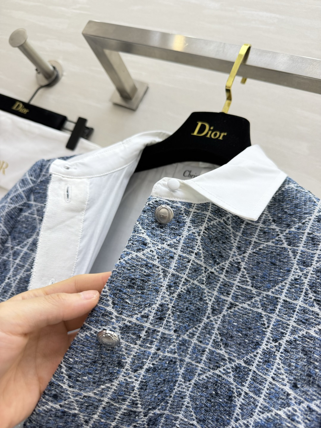 Dio♡²⁶藤格纹翻领粗花呢连衣裙 定制混纺粗纺提花面料 满印经典藤格纹暗纹肌理 牛仔蓝底色交织白色格纹 质感厚实挺括 
