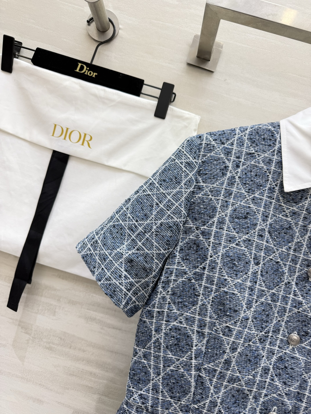 Dio♡²⁶藤格纹翻领粗花呢连衣裙 定制混纺粗纺提花面料 满印经典藤格纹暗纹肌理 牛仔蓝底色交织白色格纹 质感厚实挺括 