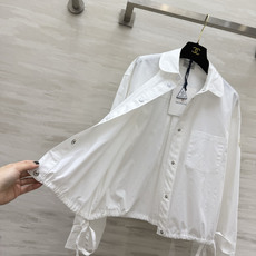 Moncle♡²⁶娃娃领短款抽绳外套|两色上新 简约减龄的日常刚需单品 柔和小圆娃娃领 弱化棱角 自带少女感 宽松短款剪 Moncle♡²⁶娃娃领短款抽绳外套|两色上新 简约减龄的日常刚需单品 柔和小圆娃娃领 弱化棱角 自带少女感 宽松短款剪