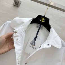 Moncle♡²⁶娃娃领短款抽绳外套|两色上新 简约减龄的日常刚需单品 柔和小圆娃娃领 弱化棱角 自带少女感 宽松短款剪 Moncle♡²⁶娃娃领短款抽绳外套|两色上新 简约减龄的日常刚需单品 柔和小圆娃娃领 弱化棱角 自带少女感 宽松短款剪