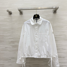 Moncle♡²⁶娃娃领短款抽绳外套|两色上新 简约减龄的日常刚需单品 柔和小圆娃娃领 弱化棱角 自带少女感 宽松短款剪 Moncle♡²⁶娃娃领短款抽绳外套|两色上新 简约减龄的日常刚需单品 柔和小圆娃娃领 弱化棱角 自带少女感 宽松短款剪