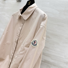 Moncle♡²⁶娃娃领短款抽绳外套|两色上新 简约减龄的日常刚需单品 柔和小圆娃娃领 弱化棱角 自带少女感 宽松短款剪 Moncle♡²⁶娃娃领短款抽绳外套|两色上新 简约减龄的日常刚需单品 柔和小圆娃娃领 弱化棱角 自带少女感 宽松短款剪