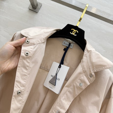 Moncle♡²⁶娃娃领短款抽绳外套|两色上新 简约减龄的日常刚需单品 柔和小圆娃娃领 弱化棱角 自带少女感 宽松短款剪 Moncle♡²⁶娃娃领短款抽绳外套|两色上新 简约减龄的日常刚需单品 柔和小圆娃娃领 弱化棱角 自带少女感 宽松短款剪