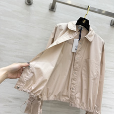 Moncle♡²⁶娃娃领短款抽绳外套|两色上新 简约减龄的日常刚需单品 柔和小圆娃娃领 弱化棱角 自带少女感 宽松短款剪 Moncle♡²⁶娃娃领短款抽绳外套|两色上新 简约减龄的日常刚需单品 柔和小圆娃娃领 弱化棱角 自带少女感 宽松短款剪