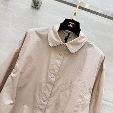 Moncle♡²⁶娃娃领短款抽绳外套|两色上新 简约减龄的日常刚需单品 柔和小圆娃娃领 弱化棱角 自带少女感 宽松短款剪 Moncle♡²⁶娃娃领短款抽绳外套|两色上新 简约减龄的日常刚需单品 柔和小圆娃娃领 弱化棱角 自带少女感 宽松短款剪