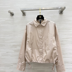 Moncle♡²⁶娃娃领短款抽绳外套|两色上新 简约减龄的日常刚需单品 柔和小圆娃娃领 弱化棱角 自带少女感 宽松短款剪 Moncle♡²⁶娃娃领短款抽绳外套|两色上新 简约减龄的日常刚需单品 柔和小圆娃娃领 弱化棱角 自带少女感 宽松短款剪