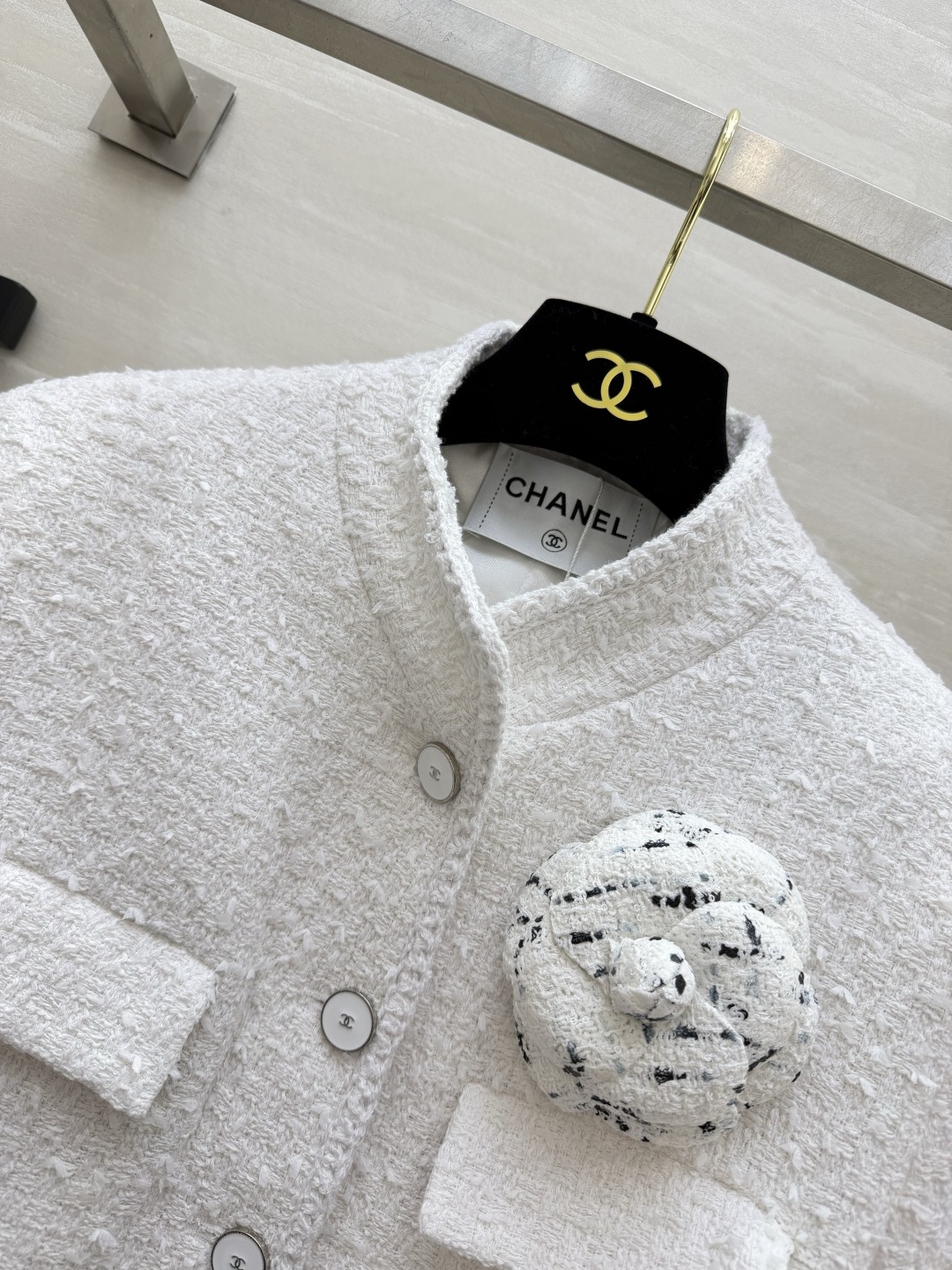 Chane♡²⁶白色粗花呢外套🤍立领新中式版型 肌理感粗花呢面料 山茶花配饰加分 短款剪裁显高显瘦 百搭气质天花板 高品