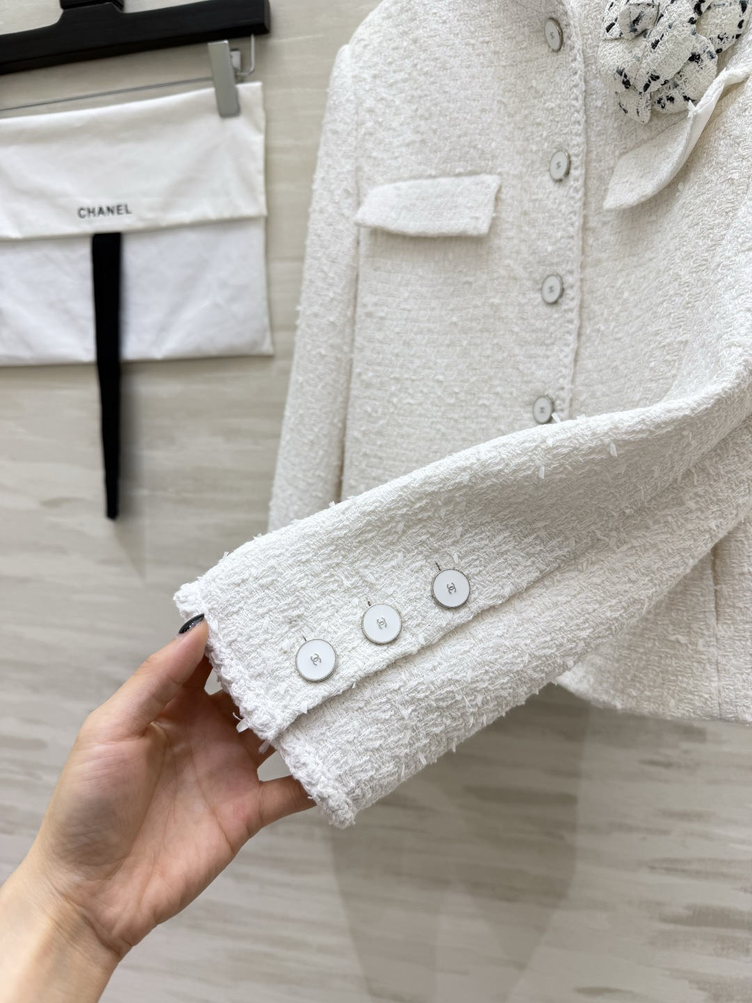 Chane♡²⁶白色粗花呢外套🤍立领新中式版型 肌理感粗花呢面料 山茶花配饰加分 短款剪裁显高显瘦 百搭气质天花板 高品