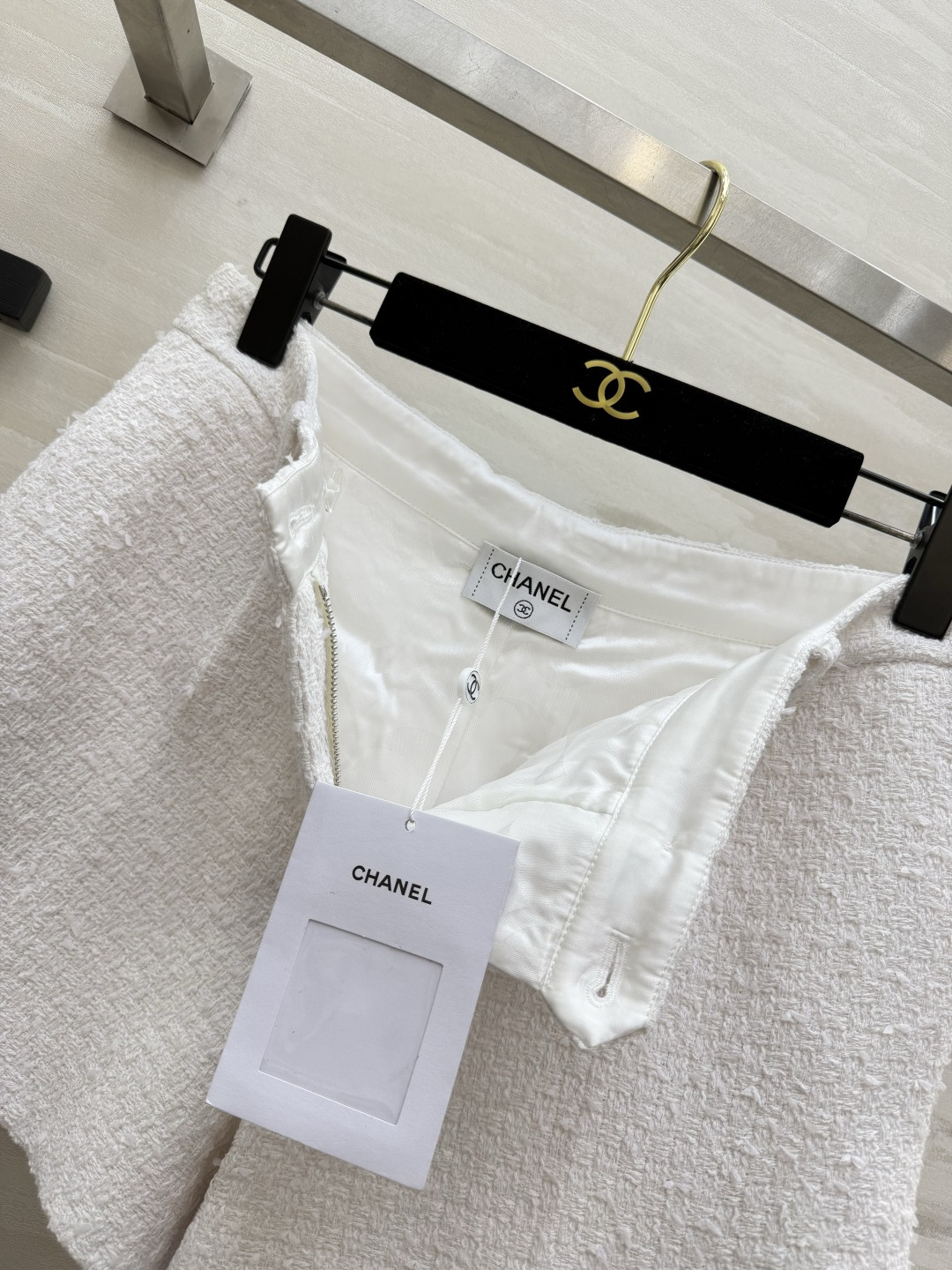 Chane♡²⁶粗花呢短裤🤍高腰微A版型 毛边细节质感在线 白色干净显贵 遮肉显瘦 搭配神器 可搭同系列外套成套入手！高