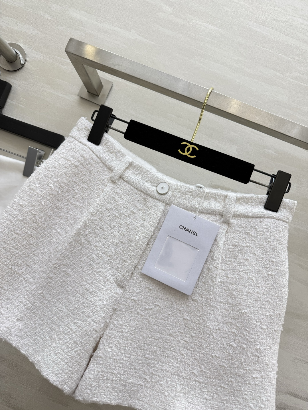 Chane♡²⁶粗花呢短裤🤍高腰微A版型 毛边细节质感在线 白色干净显贵 遮肉显瘦 搭配神器 可搭同系列外套成套入手！高