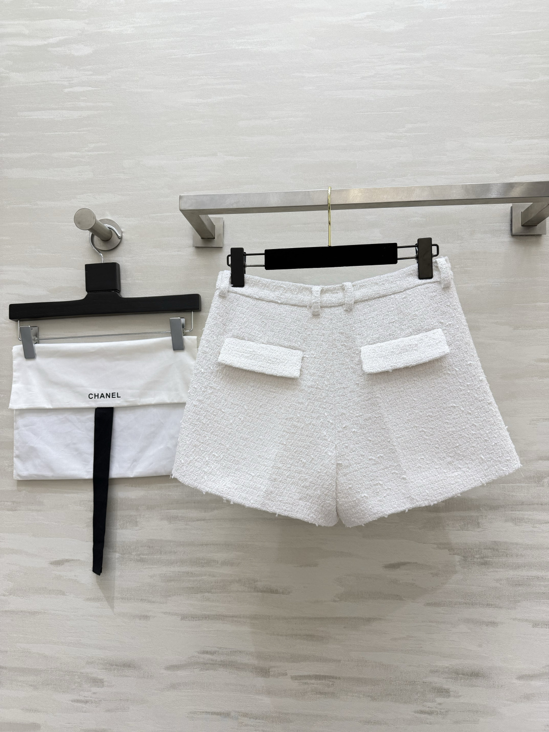 Chane♡²⁶粗花呢短裤🤍高腰微A版型 毛边细节质感在线 白色干净显贵 遮肉显瘦 搭配神器 可搭同系列外套成套入手！高