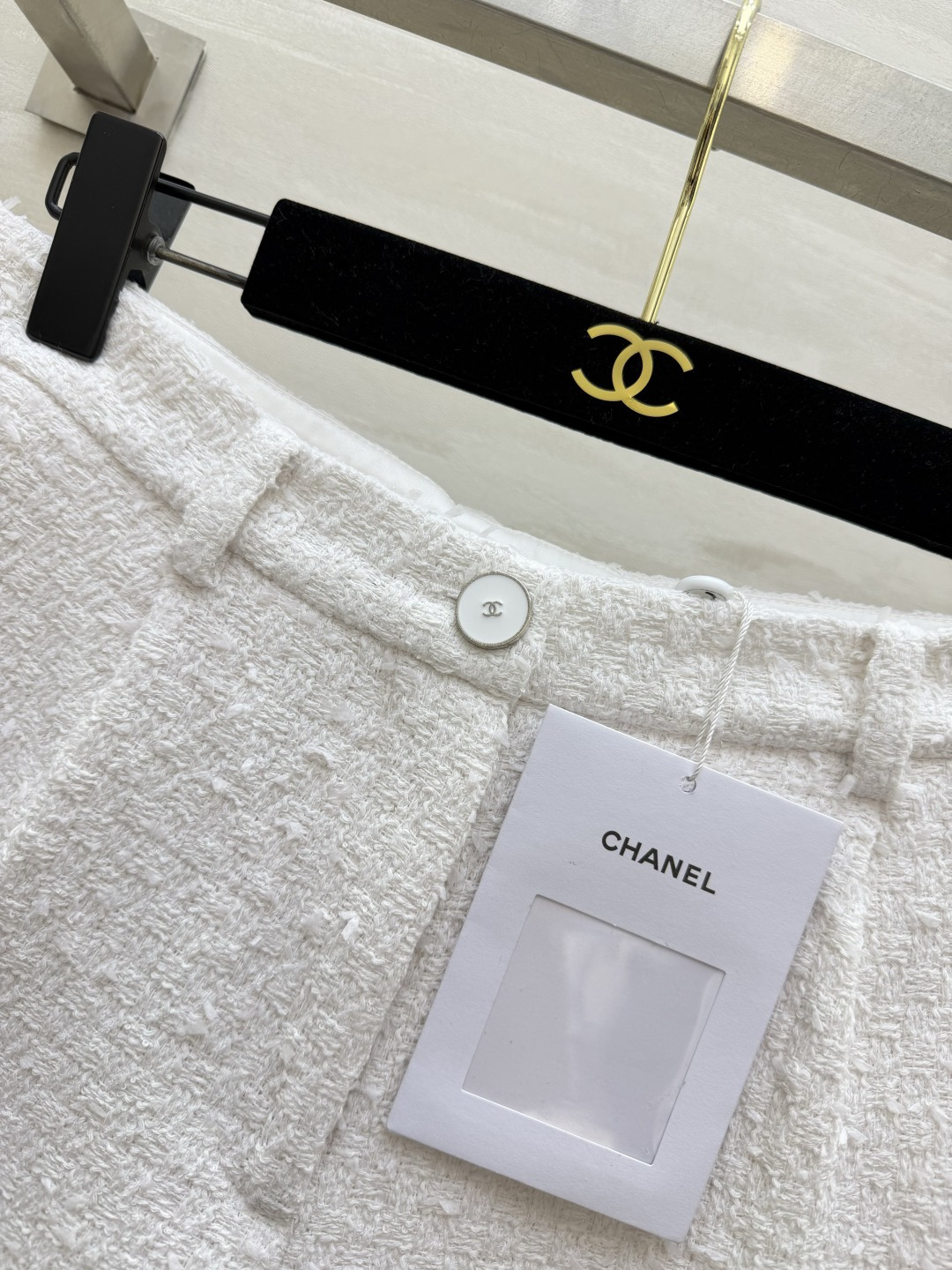 Chane♡²⁶粗花呢短裤🤍高腰微A版型 毛边细节质感在线 白色干净显贵 遮肉显瘦 搭配神器 可搭同系列外套成套入手！高