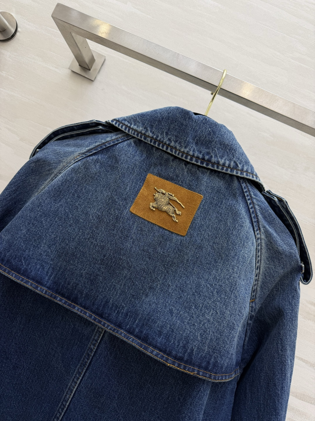 Burberr♡²⁶牛仔风衣外套🔵复古水洗牛仔面料 风衣版型工装细节 袖口调节扣设计 立体剪裁版型显高不压个子 早秋时髦
