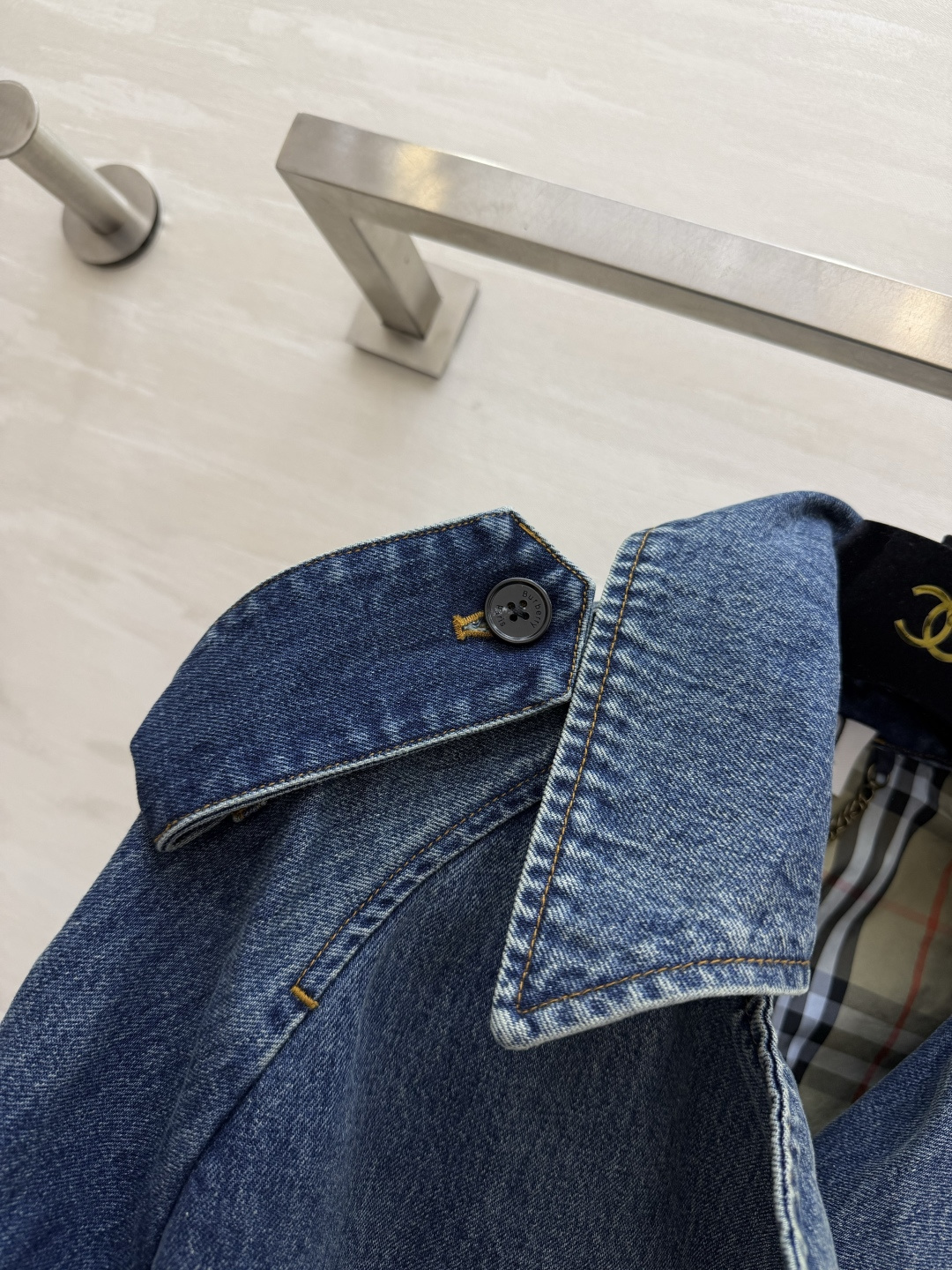 Burberr♡²⁶牛仔风衣外套🔵复古水洗牛仔面料 风衣版型工装细节 袖口调节扣设计 立体剪裁版型显高不压个子 早秋时髦