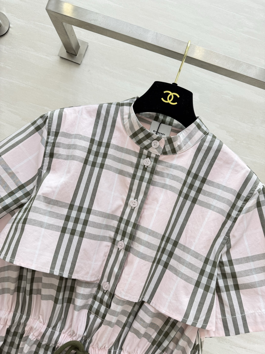 Burberr♡²⁶格纹斗篷连衣裙✨两色可选｜粉格 / 黑格 立领披肩层次感版型 抽绳收腰显瘦 棉质舒适面料 通勤出游百