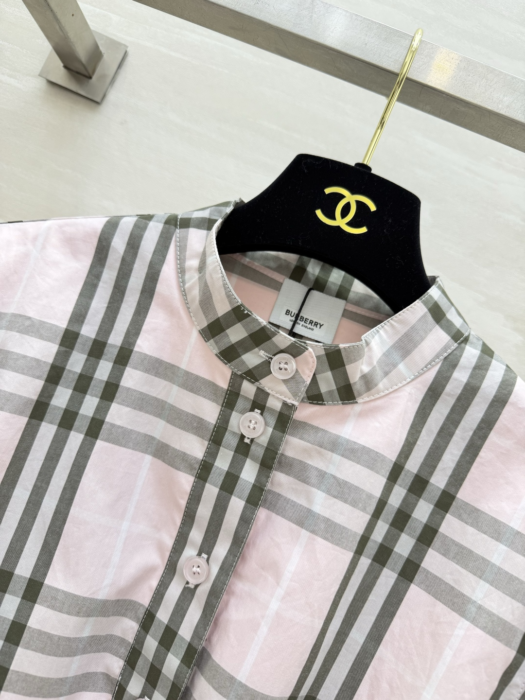Burberr♡²⁶格纹斗篷连衣裙✨两色可选｜粉格 / 黑格 立领披肩层次感版型 抽绳收腰显瘦 棉质舒适面料 通勤出游百