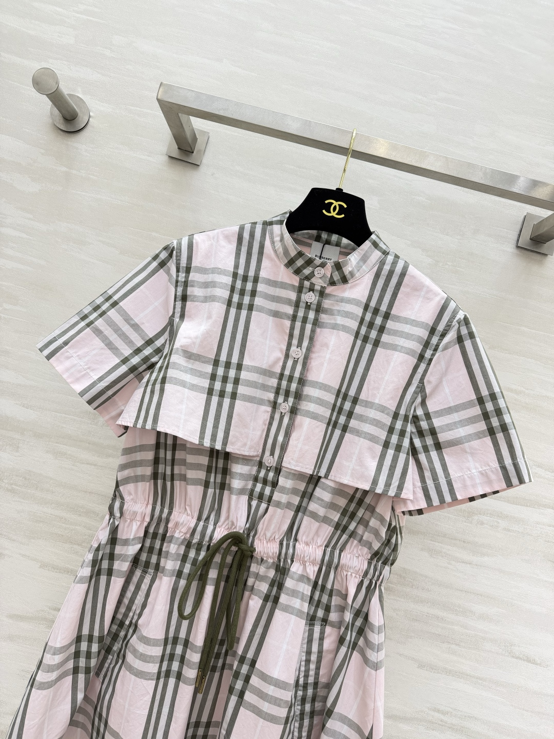 Burberr♡²⁶格纹斗篷连衣裙✨两色可选｜粉格 / 黑格 立领披肩层次感版型 抽绳收腰显瘦 棉质舒适面料 通勤出游百