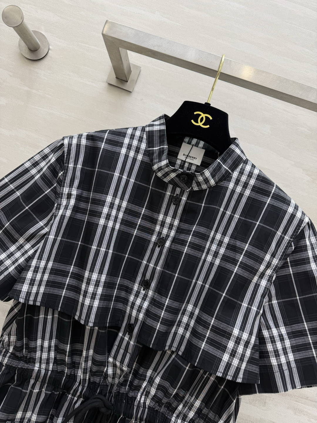 Burberr♡²⁶格纹斗篷连衣裙✨两色可选｜粉格 / 黑格 立领披肩层次感版型 抽绳收腰显瘦 棉质舒适面料 通勤出游百