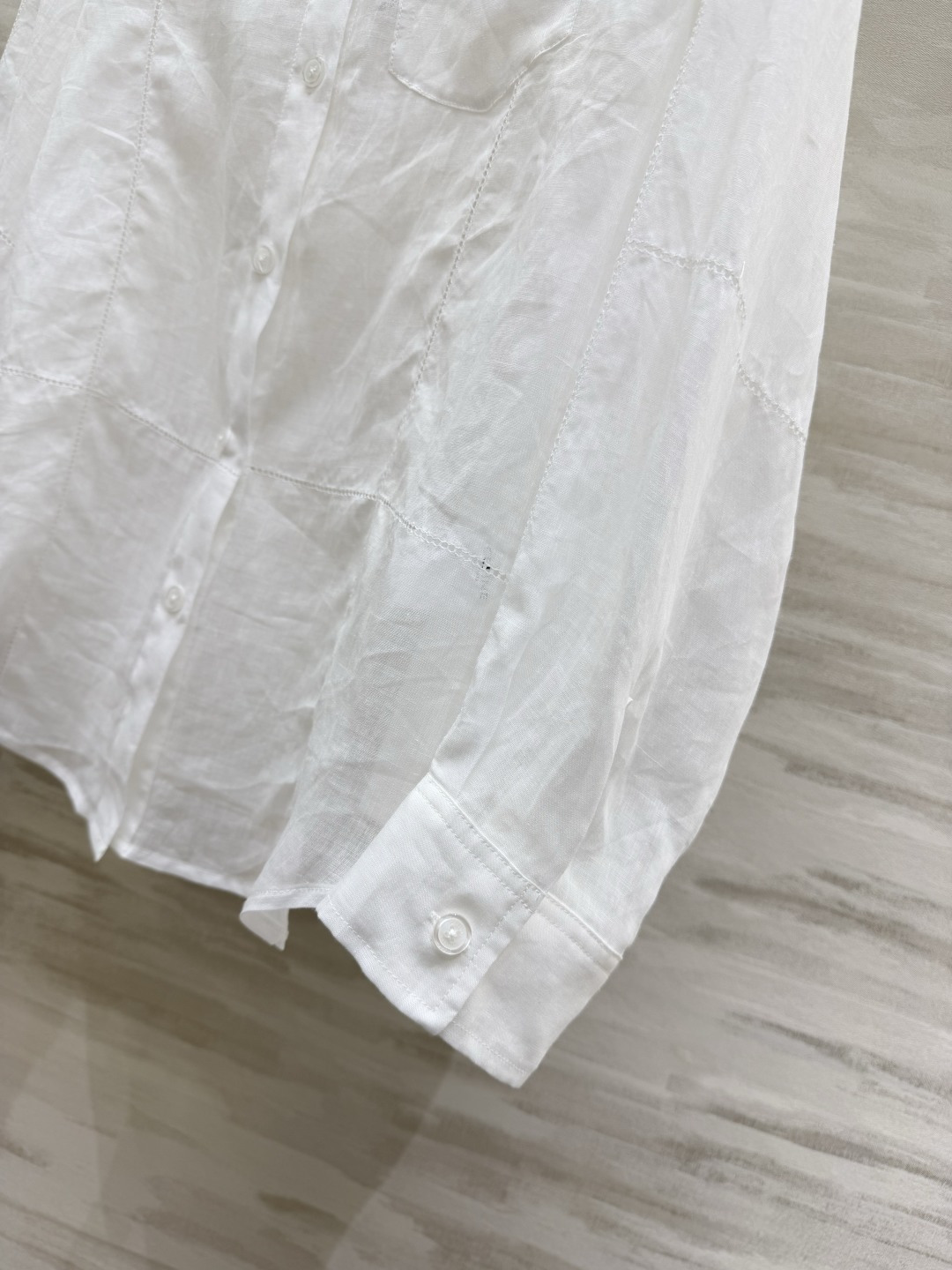 Celin♡²⁶镂空亚麻白衬衫🤍天然亚麻透气面料 精致镂空缝线细节 微宽松休闲版型 低调口袋小标识单穿叠穿万能款！高品质