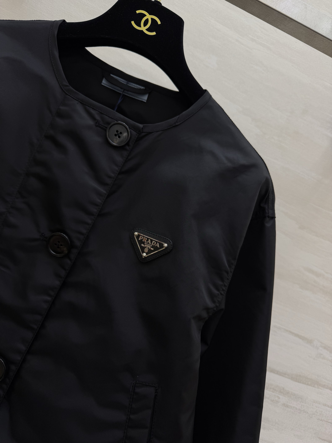 Prad♡²⁶黑色尼龙短款夹克外套 经典金属三角标 防水尼龙面料 抽绳下摆 束口袖 高腰显比例 拉链纽扣双门襟 双侧口袋