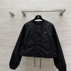 Prad♡²⁶黑色尼龙短款夹克外套 经典金属三角标 防水尼龙面料 抽绳下摆 束口袖 高腰显比例 拉链纽扣双门襟 双侧口袋 Prad♡²⁶黑色尼龙短款夹克外套 经典金属三角标 防水尼龙面料 抽绳下摆 束口袖 高腰显比例 拉链纽扣双门襟 双侧口袋