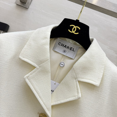 ▫️Chane♡²⁶撞色双C短款西装外套 两色可选:米白|黑色 立体撞色双C贴布 设计感十足 复古金属金扣 全套细节呼应 ▫️Chane♡²⁶撞色双C短款西装外套 两色可选:米白|黑色 立体撞色双C贴布 设计感十足 复古金属金扣 全套细节呼应