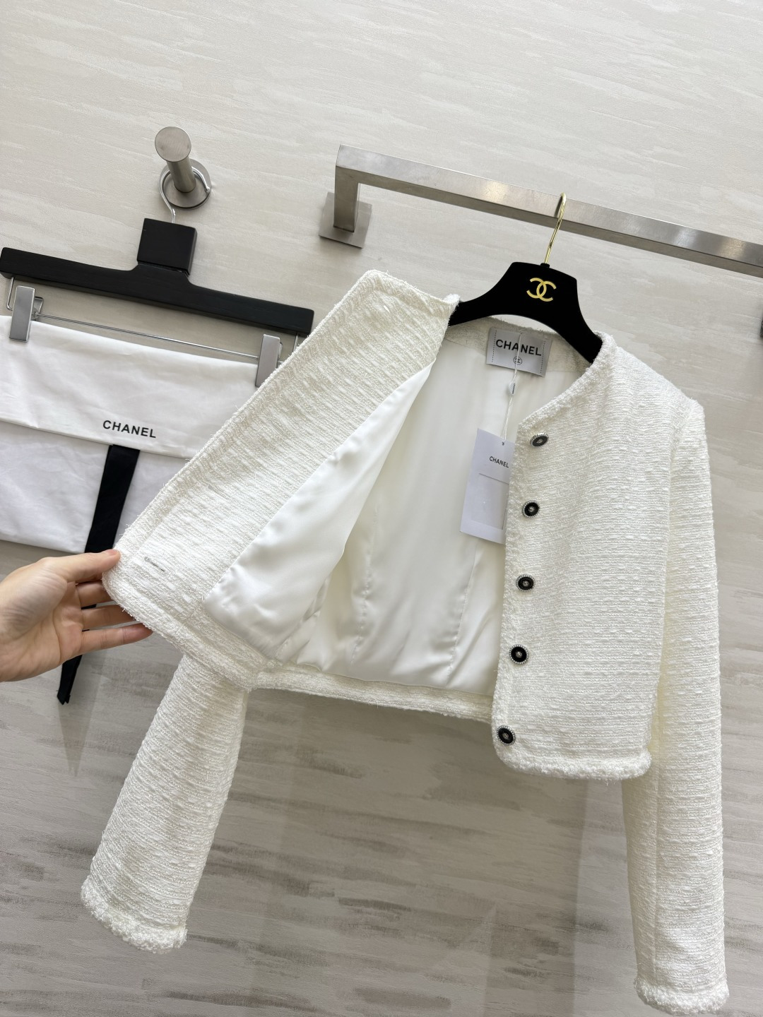 Chane♡²⁶🤍奶白圆领外套 纯色肌理粗花呢｜高腰短款 黑扣简约点缀 袖口毛边细节 干净清爽 气质优雅 早秋百搭款✨高