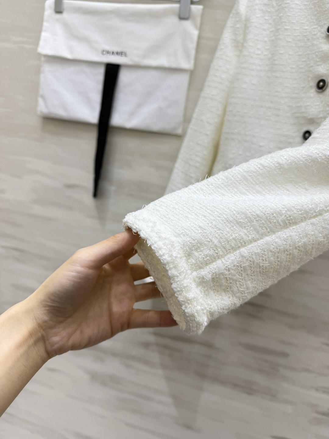 Chane♡²⁶🤍奶白圆领外套 纯色肌理粗花呢｜高腰短款 黑扣简约点缀 袖口毛边细节 干净清爽 气质优雅 早秋百搭款✨高