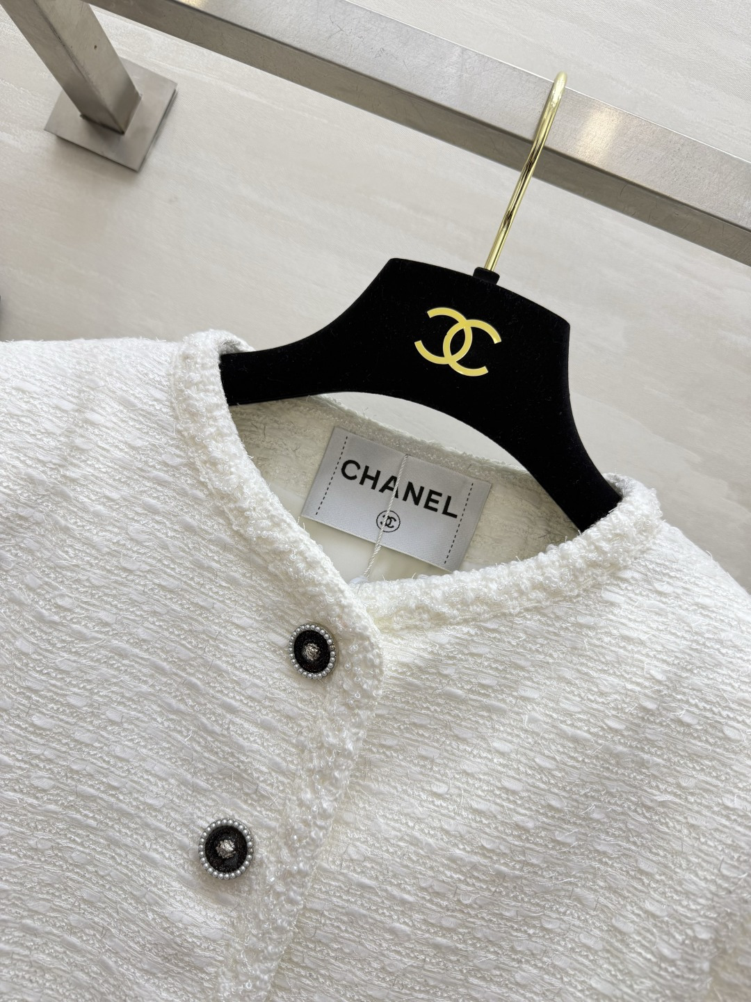 Chane♡²⁶🤍奶白圆领外套 纯色肌理粗花呢｜高腰短款 黑扣简约点缀 袖口毛边细节 干净清爽 气质优雅 早秋百搭款✨高