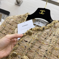 Chane♡²⁶年度心动 金调粗花呢外套✨柔和浅金混色织料 是沉淀过后自带贵气的调调 圆领毛边手工滚边 四口袋经典布局 Chane♡²⁶年度心动 金调粗花呢外套✨柔和浅金混色织料 是沉淀过后自带贵气的调调 圆领毛边手工滚边 四口袋经典布局