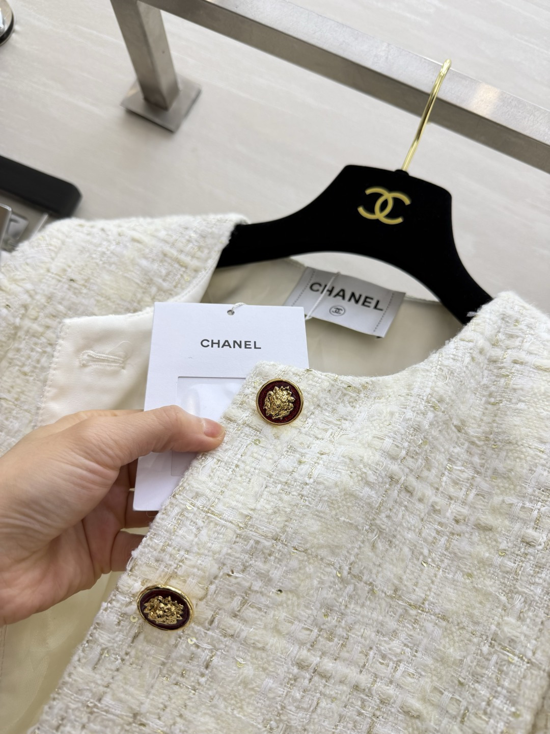 Chane♡²⁶永恒经典米白外套✨干净奶白粗花呢 面料暗藏细碎肌理 利落圆领设计 复古雕花金扣贯穿衣身 两侧贴袋点缀同款