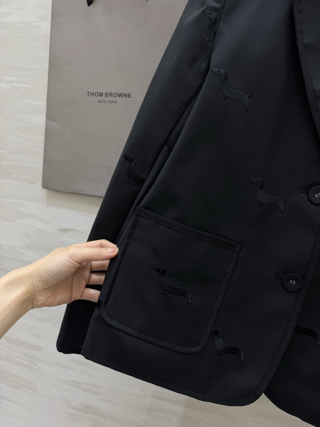 Thom brown♡²⁶经典系列hector刺绣西服 通体满铺腊肠犬立体刺绣 暗纹质感高级 利落平驳领 单排扣设计 三