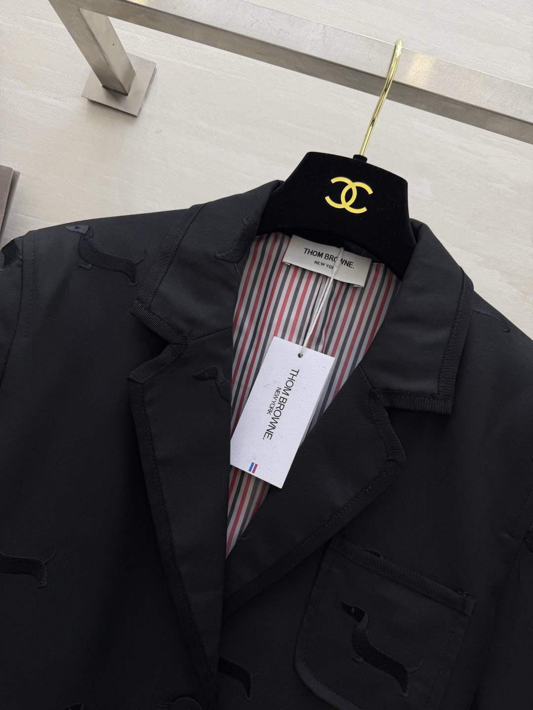 Thom brown♡²⁶经典系列hector刺绣西服 通体满铺腊肠犬立体刺绣 暗纹质感高级 利落平驳领 单排扣设计 三