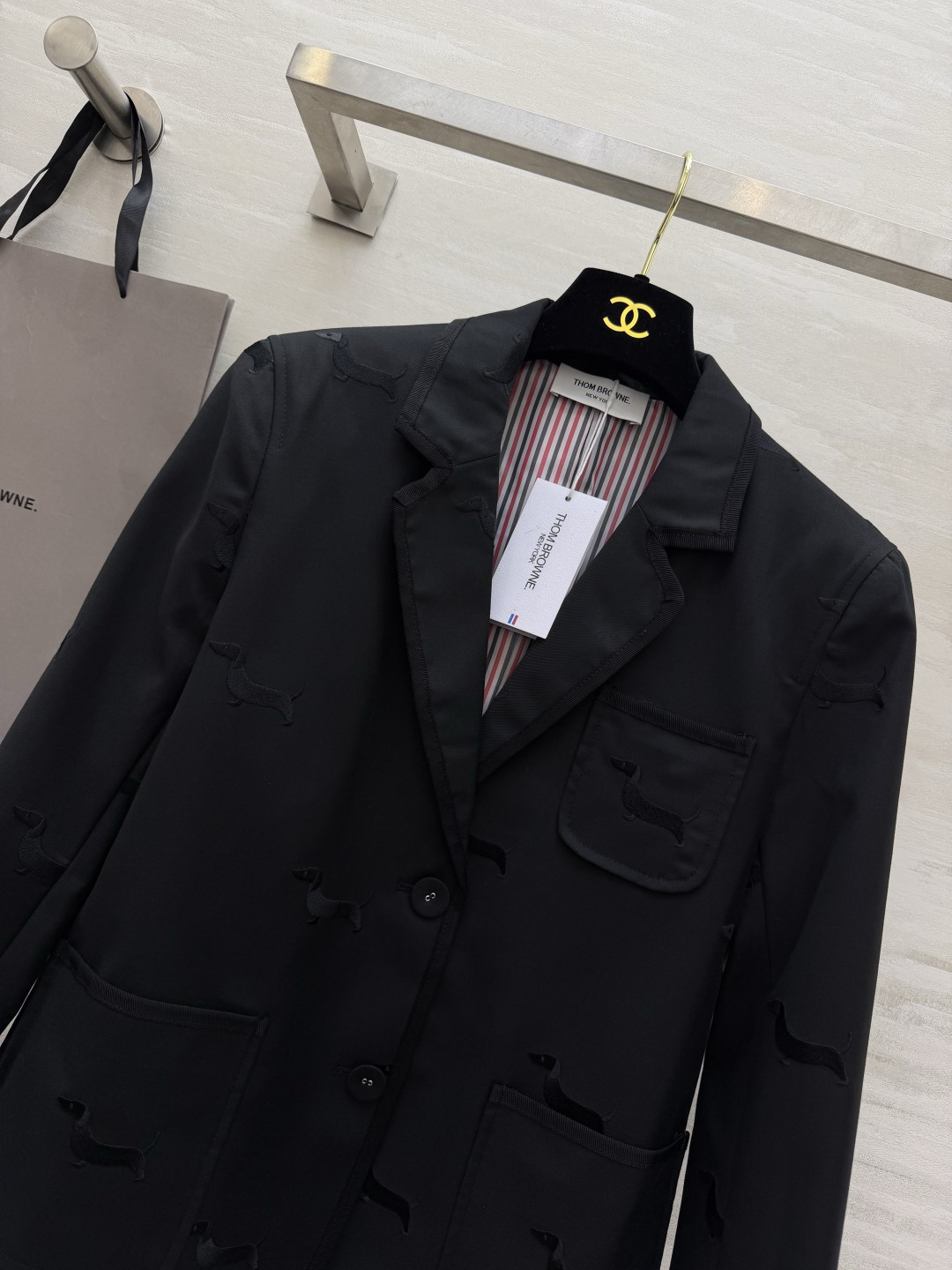 Thom brown♡²⁶经典系列hector刺绣西服 通体满铺腊肠犬立体刺绣 暗纹质感高级 利落平驳领 单排扣设计 三