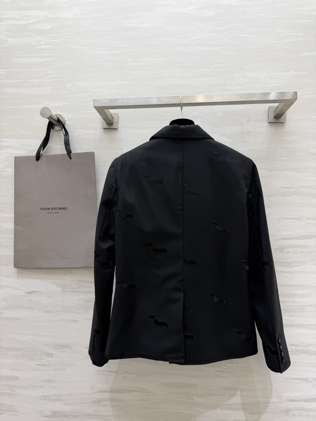 Thom brown♡²⁶经典系列hector刺绣西服 通体满铺腊肠犬立体刺绣 暗纹质感高级 利落平驳领 单排扣设计 三