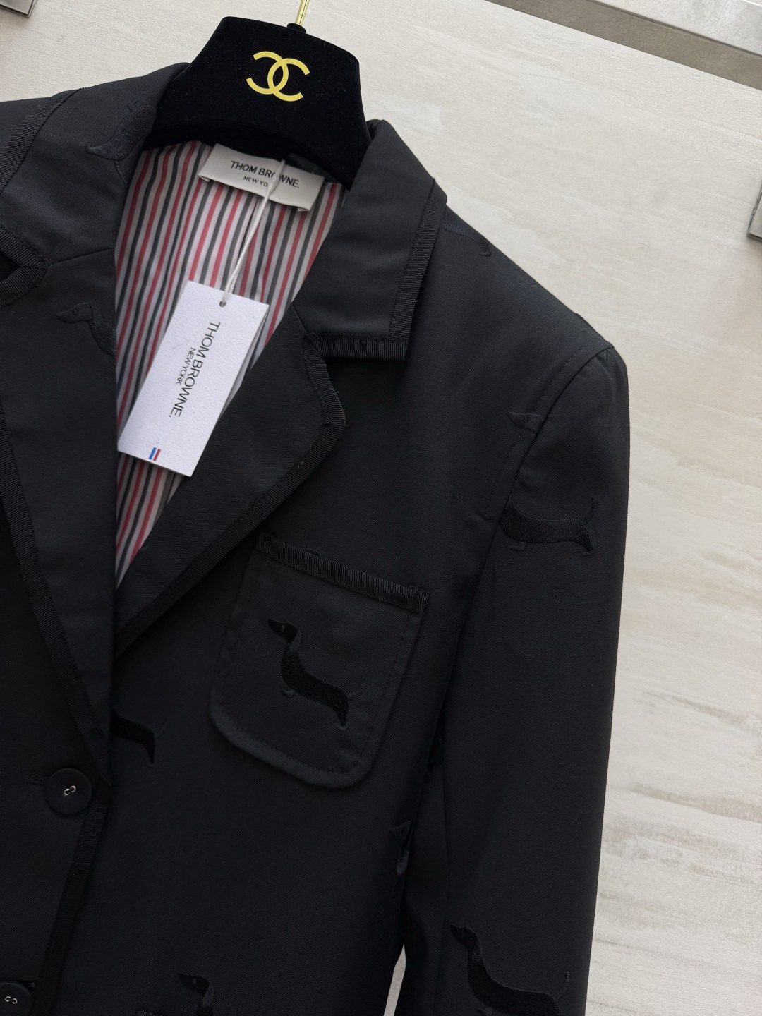 Thom brown♡²⁶经典系列hector刺绣西服 通体满铺腊肠犬立体刺绣 暗纹质感高级 利落平驳领 单排扣设计 三