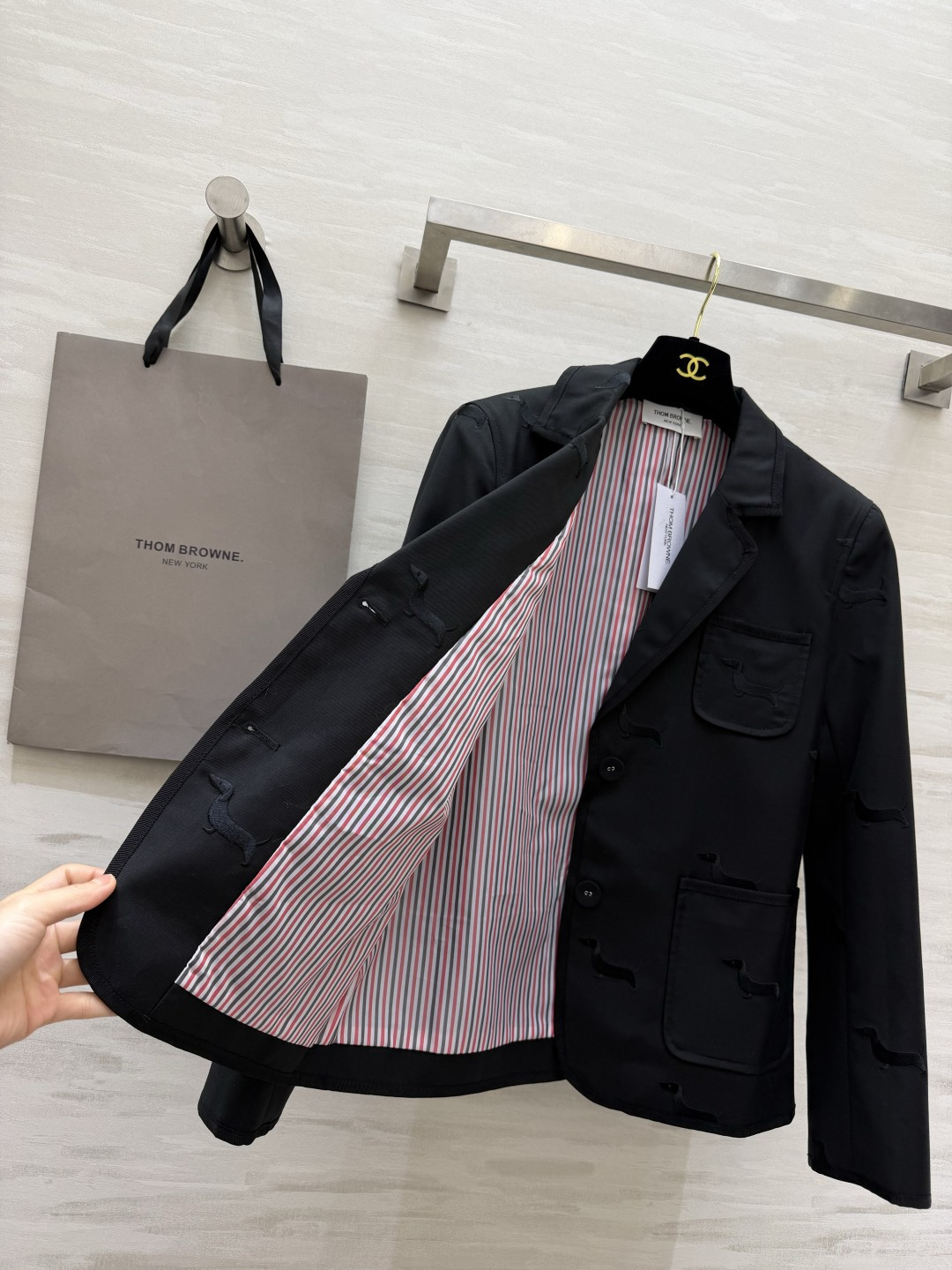 Thom brown♡²⁶经典系列hector刺绣西服 通体满铺腊肠犬立体刺绣 暗纹质感高级 利落平驳领 单排扣设计 三