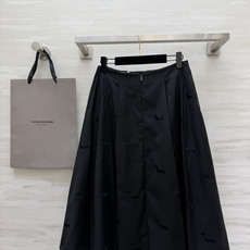 Thom brown♡²⁶同系列腊肠犬刺绣半裙🖤满幅低调暗绣 不张扬却处处藏着细节 流畅A字大摆剪裁 散开弧度优雅大方 Thom brown♡²⁶同系列腊肠犬刺绣半裙🖤满幅低调暗绣 不张扬却处处藏着细节 流畅A字大摆剪裁 散开弧度优雅大方