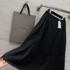 Thom brown♡²⁶同系列腊肠犬刺绣半裙🖤满幅低调暗绣 不张扬却处处藏着细节 流畅A字大摆剪裁 散开弧度优雅大方 Thom brown♡²⁶同系列腊肠犬刺绣半裙🖤满幅低调暗绣 不张扬却处处藏着细节 流畅A字大摆剪裁 散开弧度优雅大方