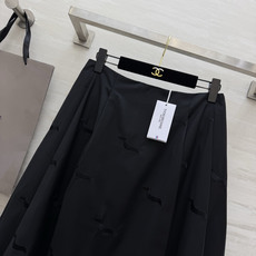 Thom brown♡²⁶同系列腊肠犬刺绣半裙🖤满幅低调暗绣 不张扬却处处藏着细节 流畅A字大摆剪裁 散开弧度优雅大方 Thom brown♡²⁶同系列腊肠犬刺绣半裙🖤满幅低调暗绣 不张扬却处处藏着细节 流畅A字大摆剪裁 散开弧度优雅大方